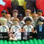 Deutsche LEGO® Nationalmannschafft - Gruppenaufstellung vor Schwarz-Rot-Gold 1 | ©2018 Brickzeit