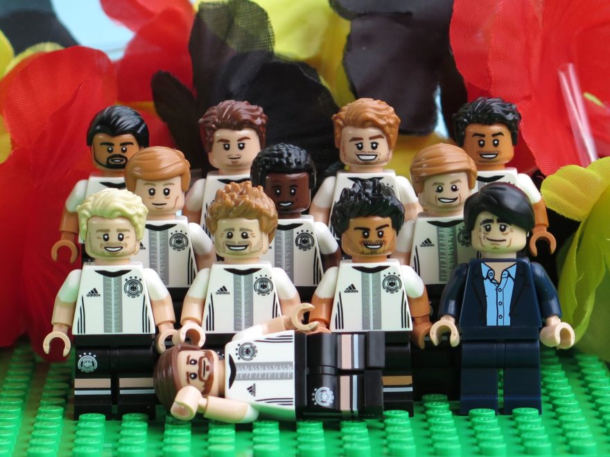 Deutsche LEGO® Nationalmannschafft - Gruppenaufstellung vor Schwarz-Rot-Gold 1 | ©2018 Brickzeit