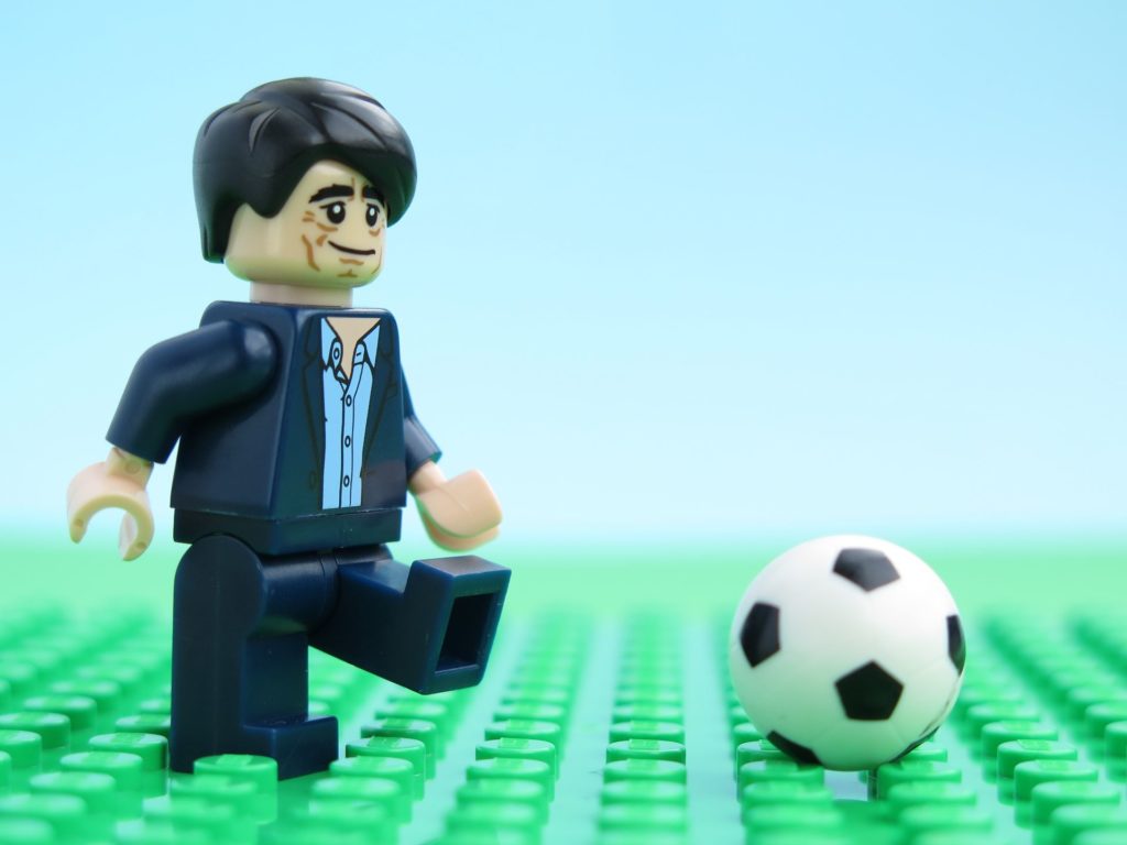 LEGO® Jogi Löw testet wie der Ball rollt | ©2018 Brickzeit