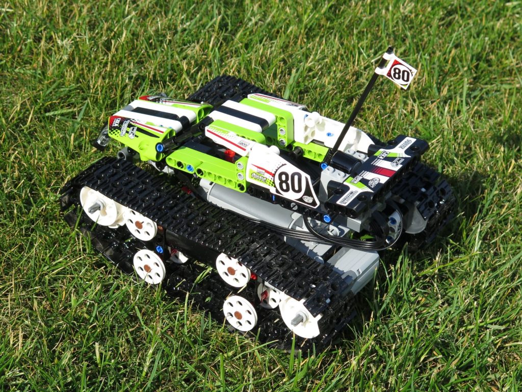 LEGO® Technic Ferngesteuerter Tracked Racer (42065) - auf Gras, links hinten | ©2018 Brickzeit