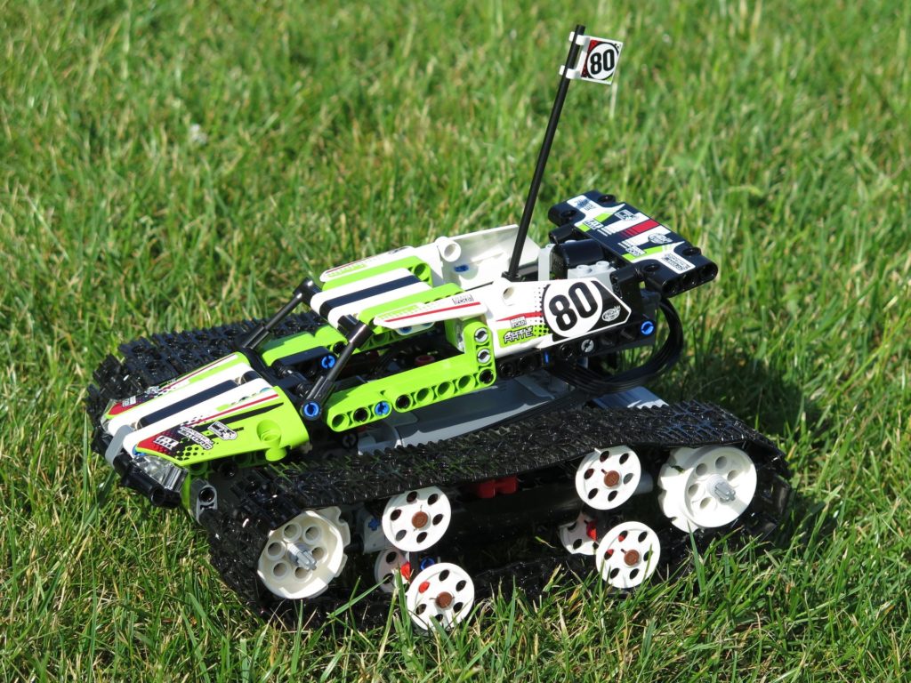 LEGO® Technic Ferngesteuerter Tracked Racer (42065) - auf Gras, links vorne | ©2018 Brickzeit