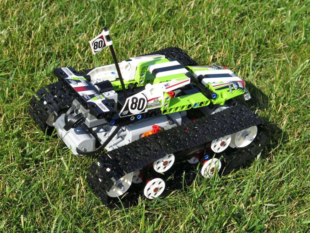 LEGO® Technic Ferngesteuerter Tracked Racer (42065) - auf Gras, rechts hinten | ©2018 Brickzeit