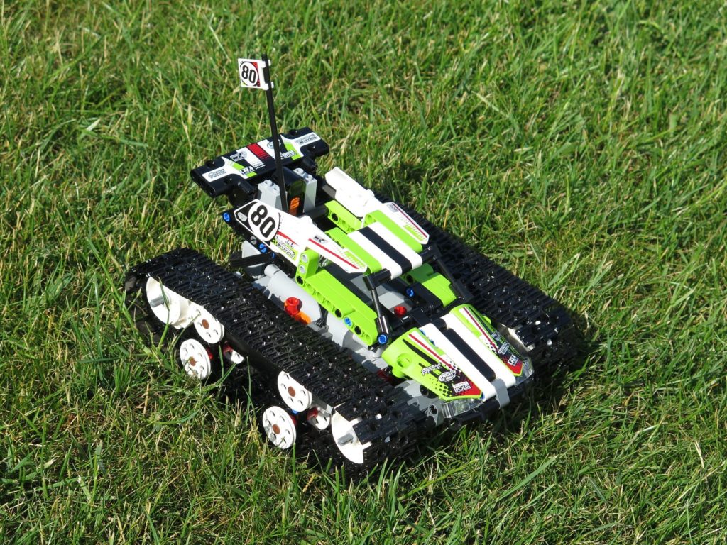 LEGO® Technic Ferngesteuerter Tracked Racer (42065) - auf Gras, rechts vorne | ©2018 Brickzeit