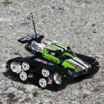 LEGO® Technic Ferngesteuerter Tracked Racer (42065) - steiniger Boden 1 | ©2018 Brickzeit