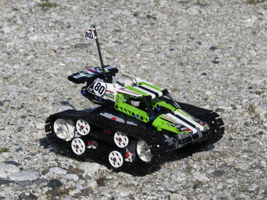 LEGO® Technic Ferngesteuerter Tracked Racer (42065) - steiniger Boden 1 | ©2018 Brickzeit