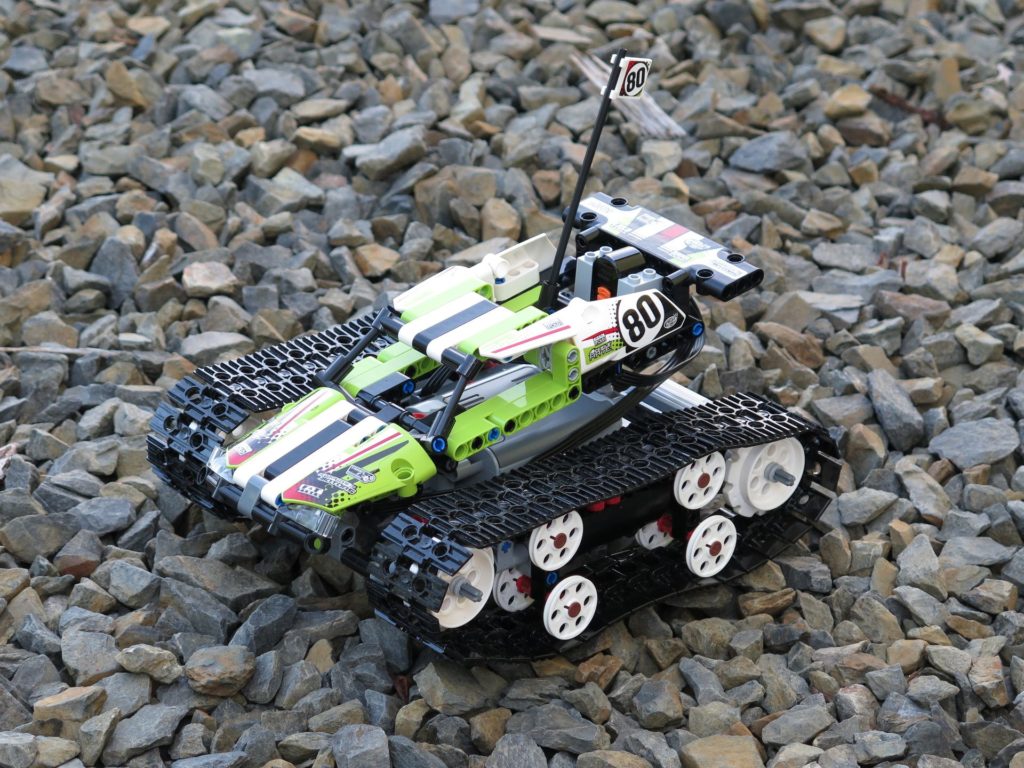 LEGO® Technic Ferngesteuerter Tracked Racer (42065) - steiniger Boden 2 | ©2018 Brickzeit
