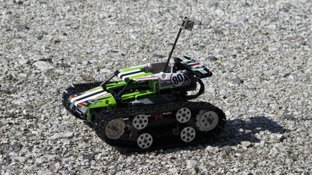 LEGO® Technic Ferngesteuerter Tracked Racer (42065) - steiniger Boden 3 | ©2018 Brickzeit