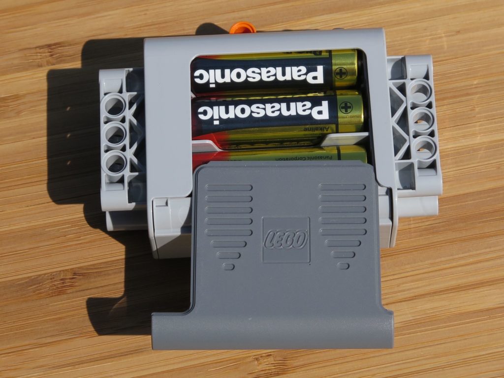 LEGO® Technic Ferngesteuerter Tracked Racer (42065) - Batteriebox bestückt | ©2018 Brickzeit