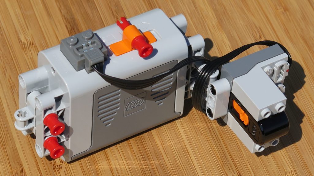 LEGO® Technic Ferngesteuerter Tracked Racer (42065) - Batteriebox und Sensor | ©2018 Brickzeit