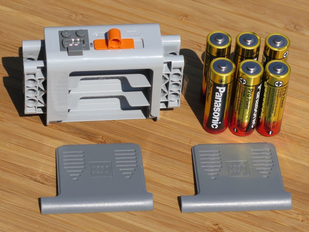 LEGO® Technic Ferngesteuerter Tracked Racer (42065) - Batteriebox offen und Batterien | ©2018 Brickzeit