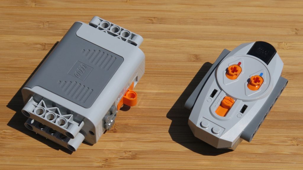 LEGO® Technic Ferngesteuerter Tracked Racer (42065) - Inhalt, Batteriebox und Fernbedienung | ©2018 Brickzeit