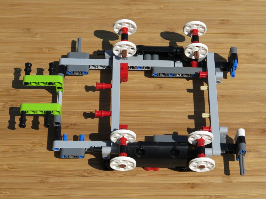 LEGO® Technic Ferngesteuerter Tracked Racer (42065) - Grundgerüst 1 | ©2018 Brickzeit