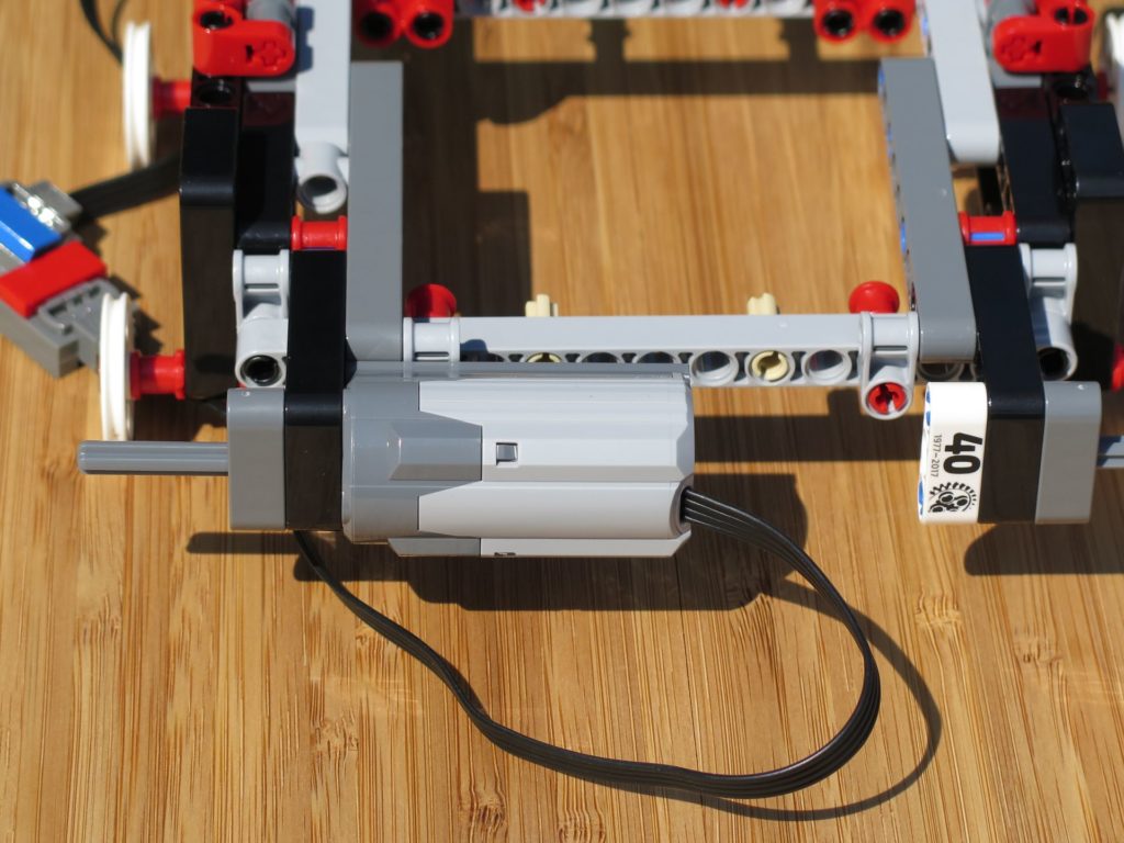 LEGO® Technic Ferngesteuerter Tracked Racer (42065) - Motor 1 montiert | ©2018 Brickzeit
