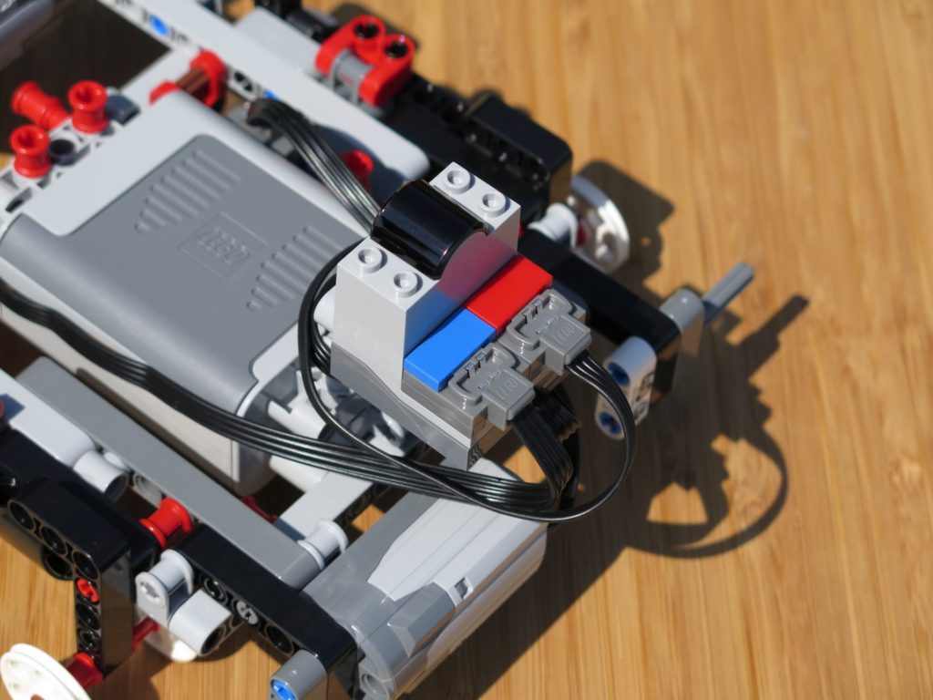 LEGO® Technic Ferngesteuerter Tracked Racer (42065) - roter und blauer Stecker | ©2018 Brickzeit