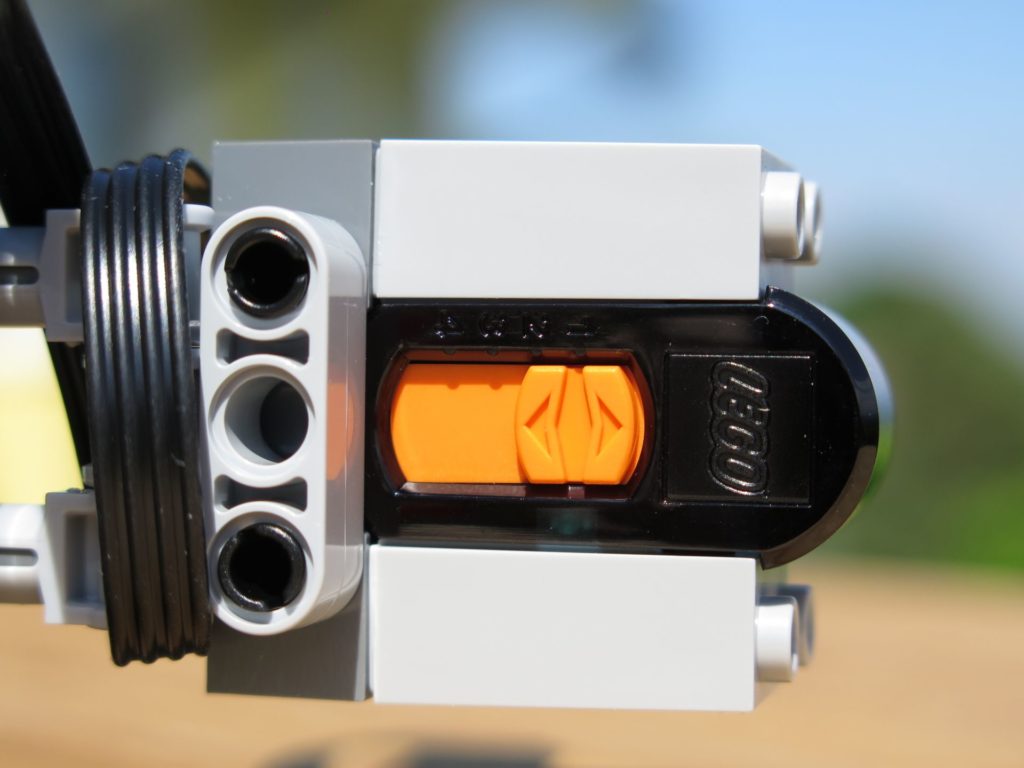 LEGO® Technic Ferngesteuerter Tracked Racer (42065) - Sensor | ©2018 Brickzeit