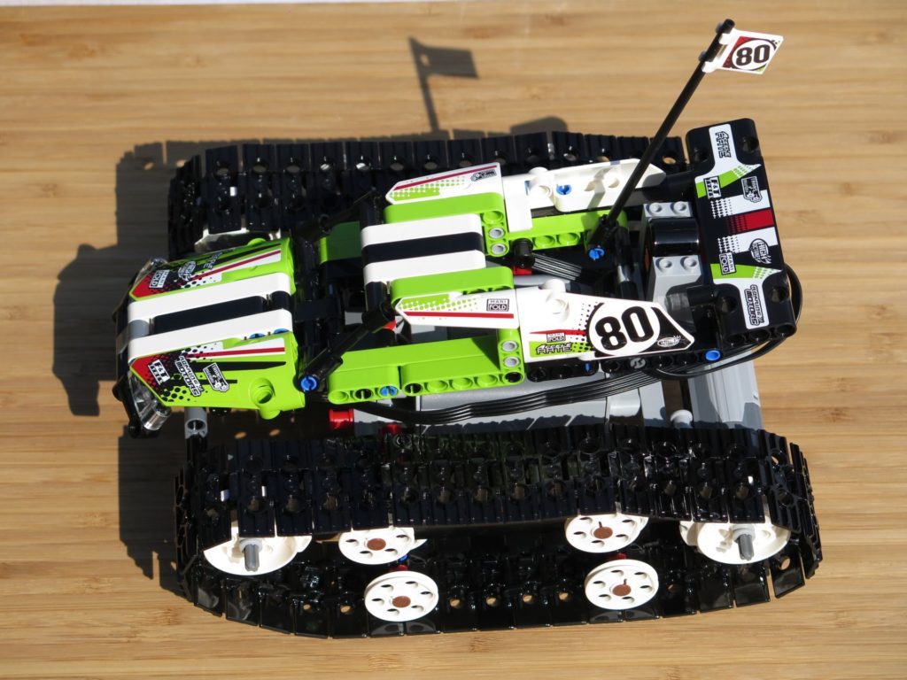 LEGO® Technic Ferngesteuerter Tracked Racer (42065) - fertiges Set | ©2018 Brickzeit