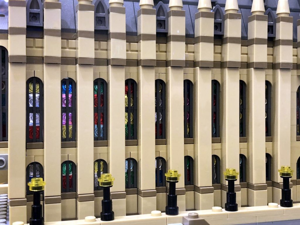 LEGO 71043 - Fenster der großen Hallen von außen | ©2018 Brickzeit