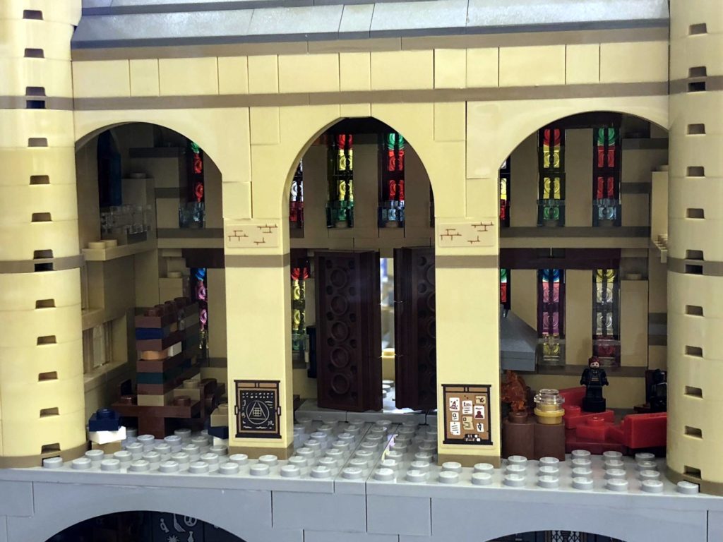 LEGO 71043 - Fenster der großen Hallen von innen | ©2018 Brickzeit
