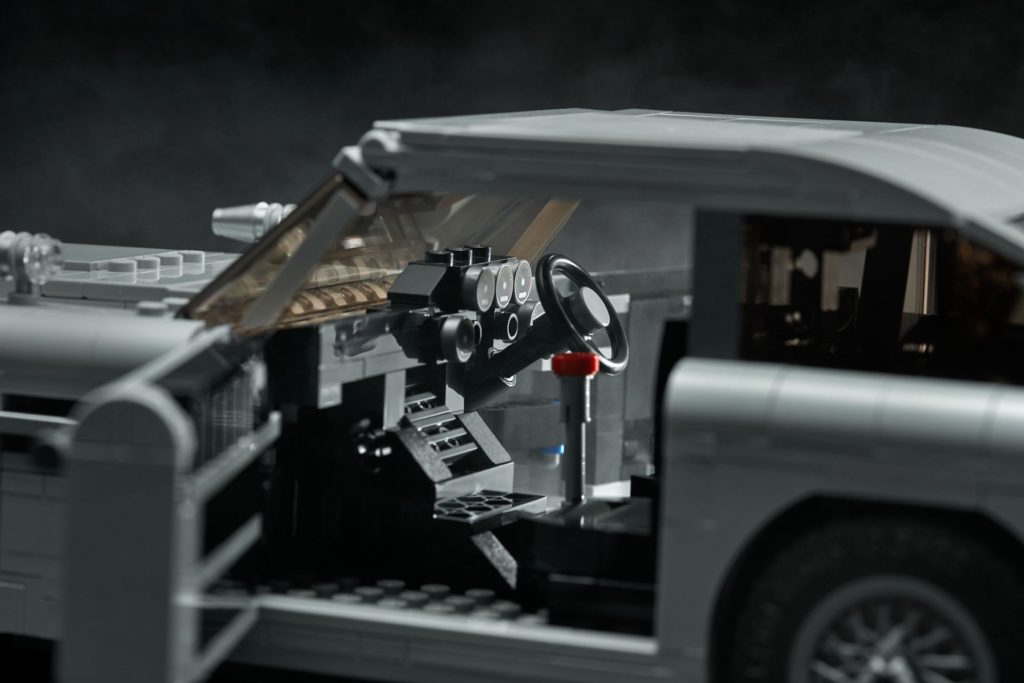 LEGO® James Bond Aston Martin DB5 (10262) - Bild 15 | ©2018 LEGO Gruppe