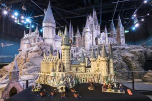 LEGO 71043 - Schloss Hogwarts vor großem Modell | ©LEGO Gruppe