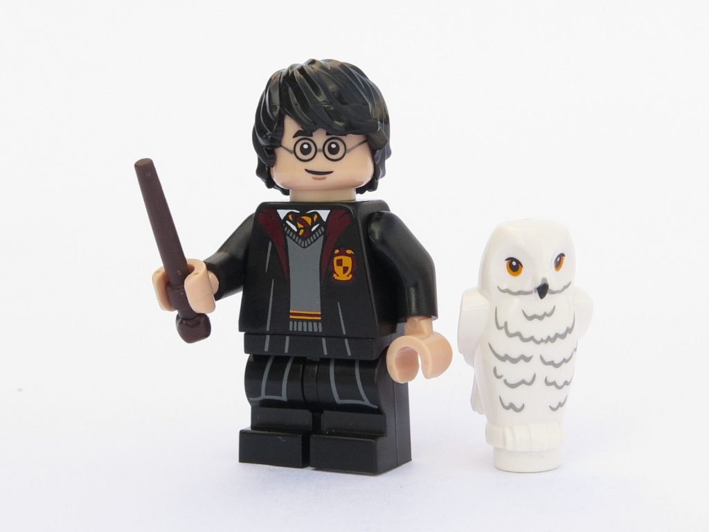 LEGO 71022 - Minifigur 01 - Harry Potter in Schulkleidung mit Eule Hedwig | ©2018 Brickzeit