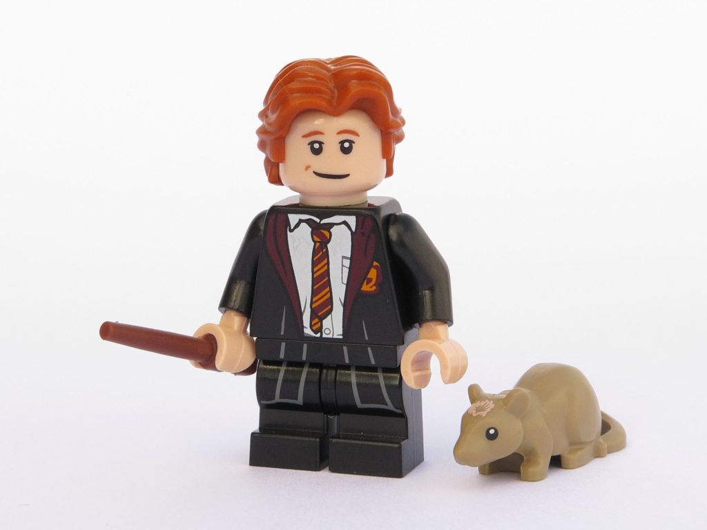 LEGO 71022 - Minifigur 03 - Ron Weasley in Schulkleidung mit Ratte Krätze | ©2018 Brickzeit