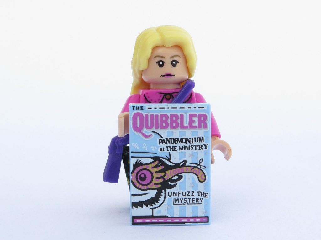 LEGO 71022 - Minifigur 05 - Luna Lovegood zeigt Quibbler | ©2018 Brickzeit