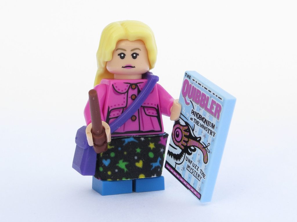 LEGO 71022 - Minifigur 05 - Luna Lovegood mit Zauberstab und Quibbler | ©2018 Brickzeit