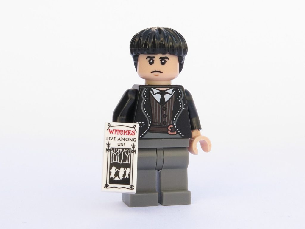LEGO 71022 - Minifigur 21 - Credence Barebone zeigt Flyer | ©2018 Brickzeit