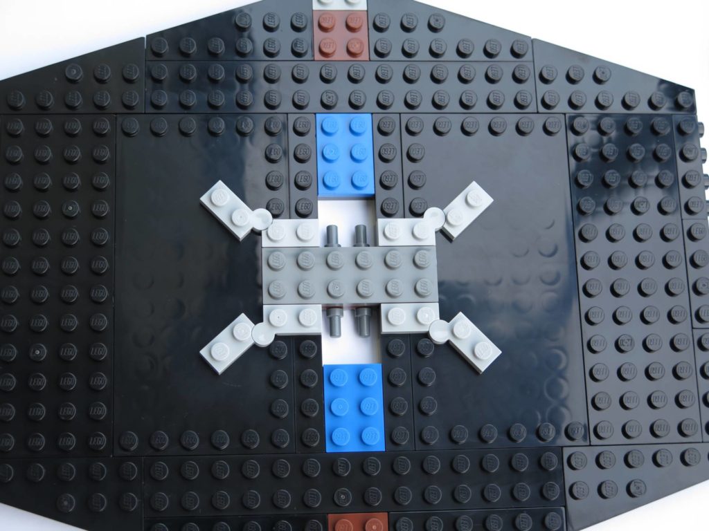 LEGO® 75211 Imperial TIE Fighter - Bauabschnitt 3 - Mitte mit beweglichen Teilen für Streben | ©2018 Brickzeit