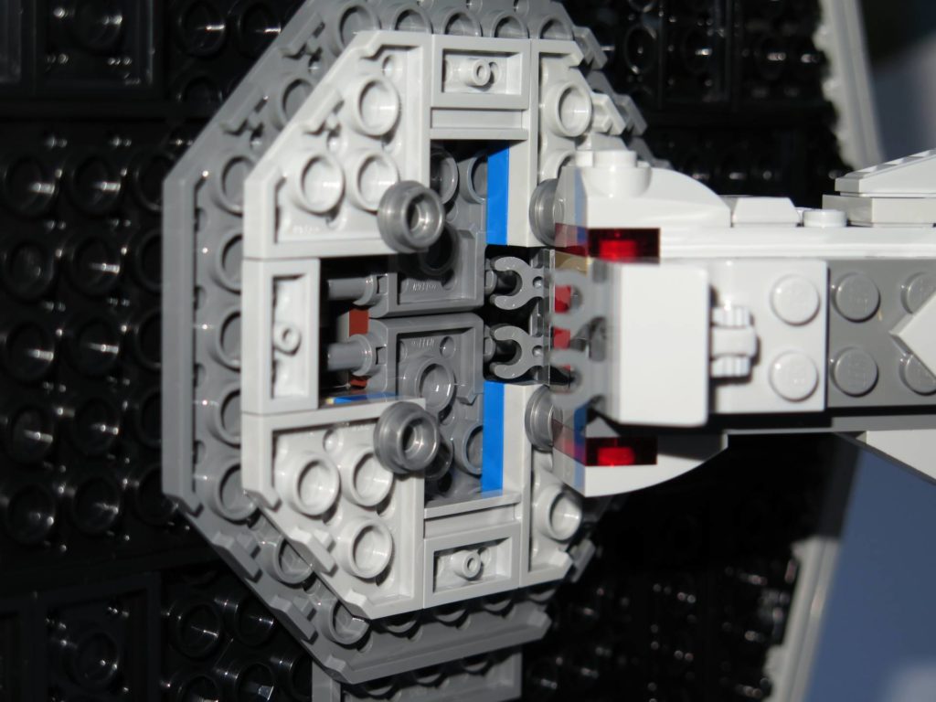 LEGO® 75211 Imperial TIE Fighter - Flügel mit Rumpf verbinden | ©2018 Brickzeit