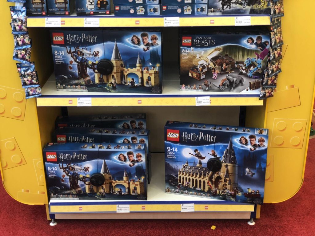 LEGO® Harry Potter bei Bambule in Tschechien - Regal unten | ©2018 Brickzeit