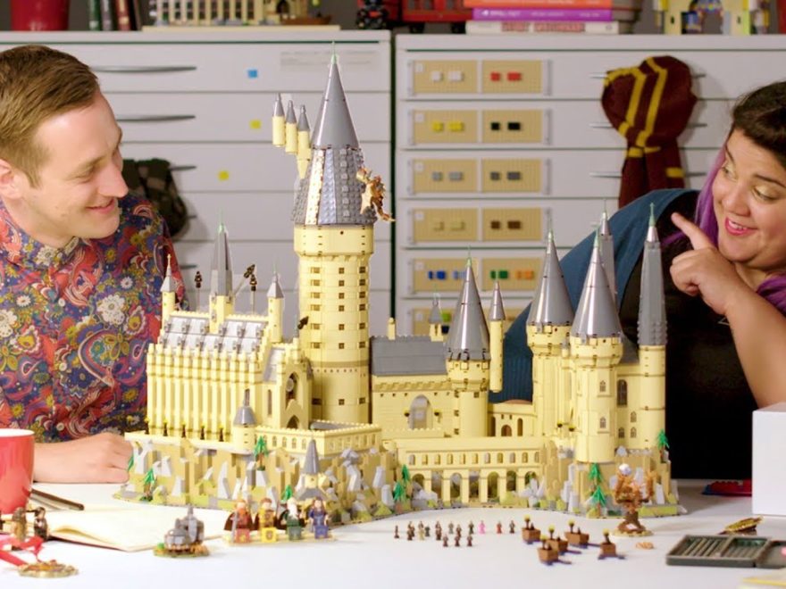 Justin Ramsden & Crystal Fontan mit Schloss Hogwarts 71043 im Designer Video | ©LEGO Gruppe