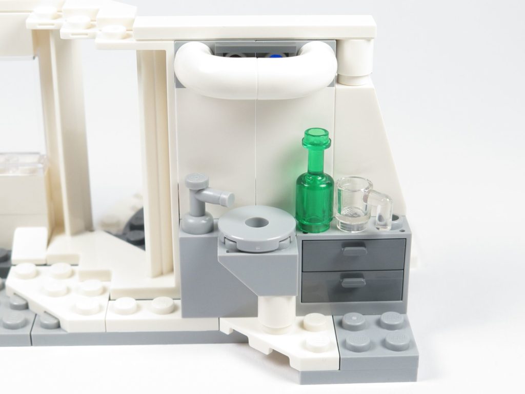 LEGO® Star Wars™ 75203 - Bauabschnitt 2 - Erweiteter Innenbereich mit Waschbecken, Wasserhahn und Zubehör | ©2018 Brickzeit