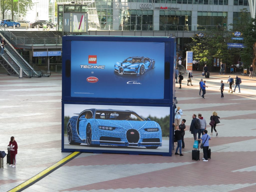 LEGO Technic Bugatti Chiron XXL - Container Rückseite am Flughafen München | ©2018 Brickzeit