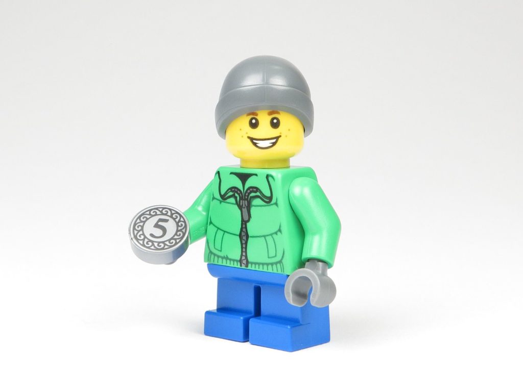 LEGO® City 60201 Adventskalender 2018 - Junge mit Mütze und Geldstück | ©2018 Brickzeit