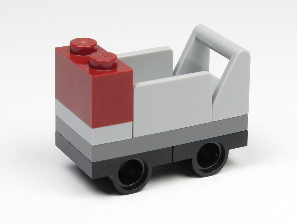 LEGO® 30407 - Gepäckwagen, links vorne | ©2018 Brickzeit