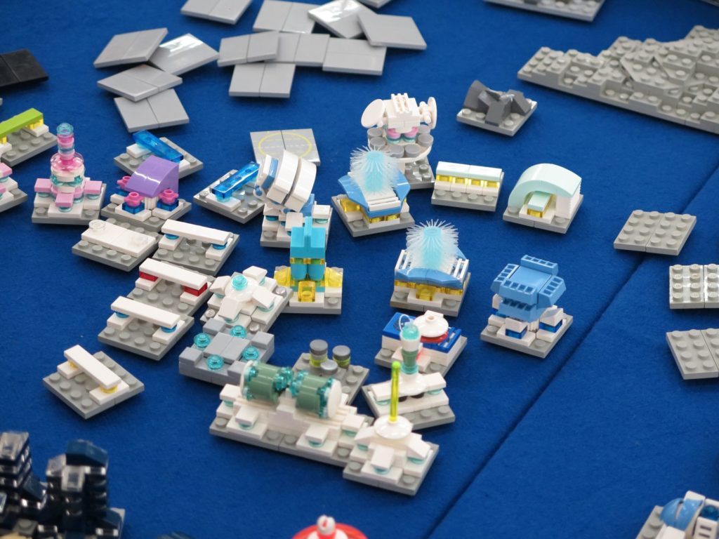 LEGO Micro Moonbase - Bild 2 | ©2018 Brickzeit