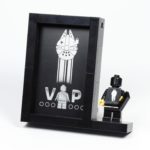 LEGO® Präsentationsständer für die schwarze VIP-Karte (5005747) | ©2018 Brickzeit