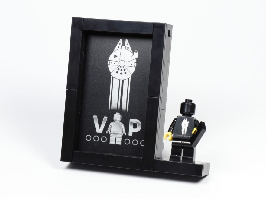 LEGO® Präsentationsständer für die schwarze VIP-Karte (5005747) | ©2018 Brickzeit