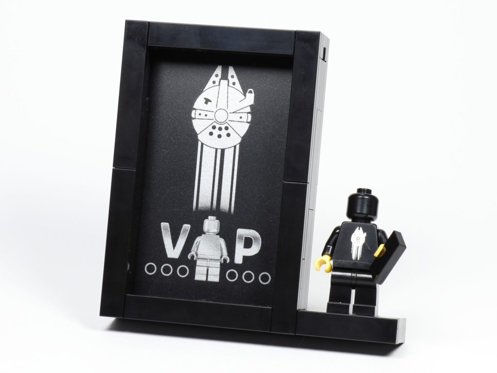 LEGO® Präsentationsständer für die schwarze VIP-Karte (5005747) | ©2018 Brickzeit