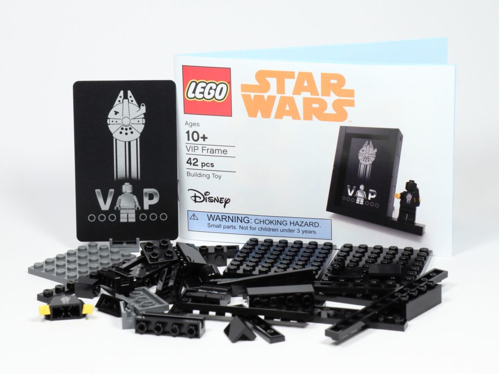 LEGO® Präsentationsständer für die schwarze VIP-Karte (5005747) - Inhalt | ©2018 Brickzeit
