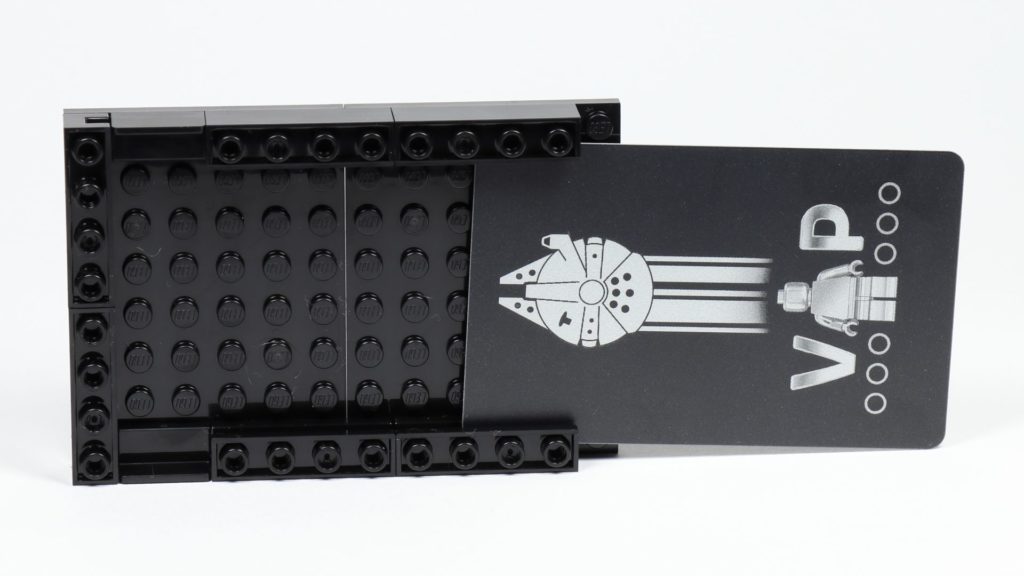 LEGO® Präsentationsständer für die schwarze VIP-Karte (5005747) - Aufbau | ©2018 Brickzeit