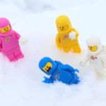 Lenny, Benny, Kenny und Jenny machen eine Schneeballschlacht | ©2019 Brickzeit