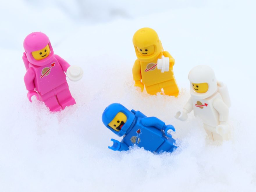Lenny, Benny, Kenny und Jenny machen eine Schneeballschlacht | ©2019 Brickzeit