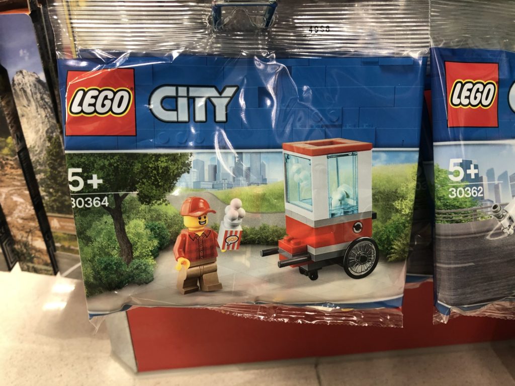 LEGO® City 30364 Popcorn-Stand Polybag bei Müller | ©2019 Brickzeit