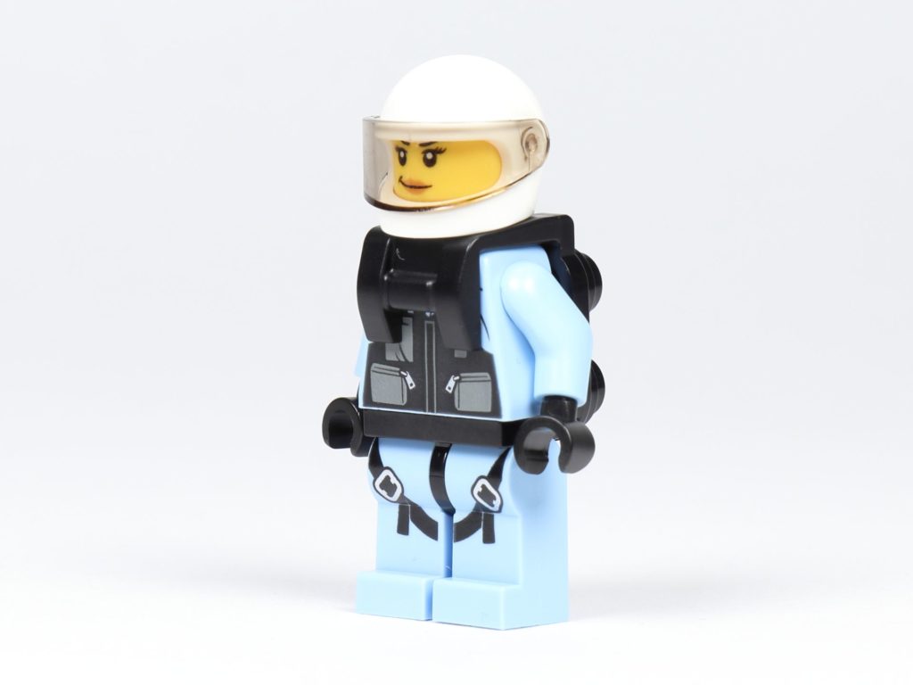 LEGO® City 30362 Raketenrucksack - Polizistin mit Rucksackteil, vorne links | ©2019 Brickzeit