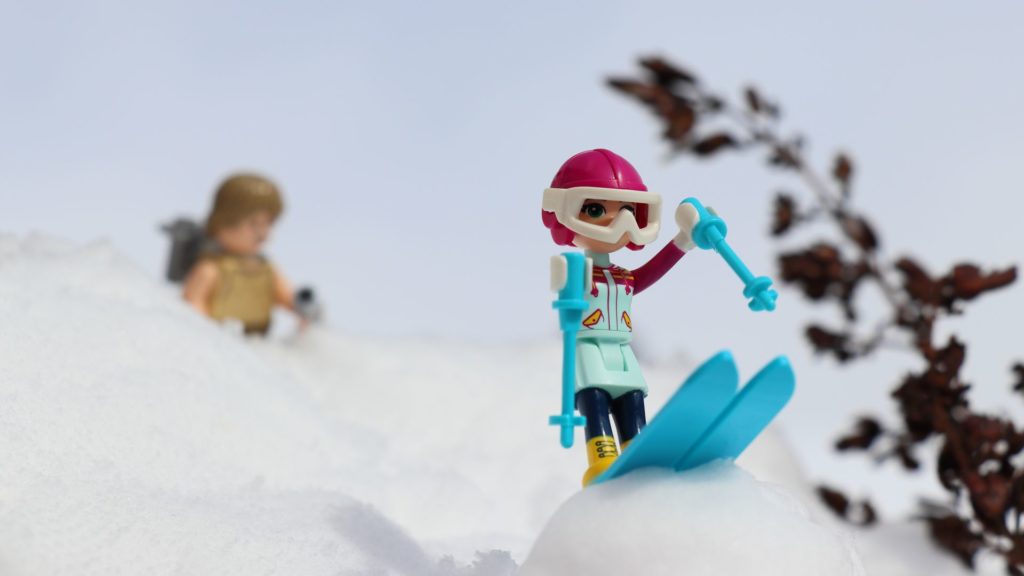 LEGO® Emma auf der Skisprungschanze | ©2019 Brickzeit