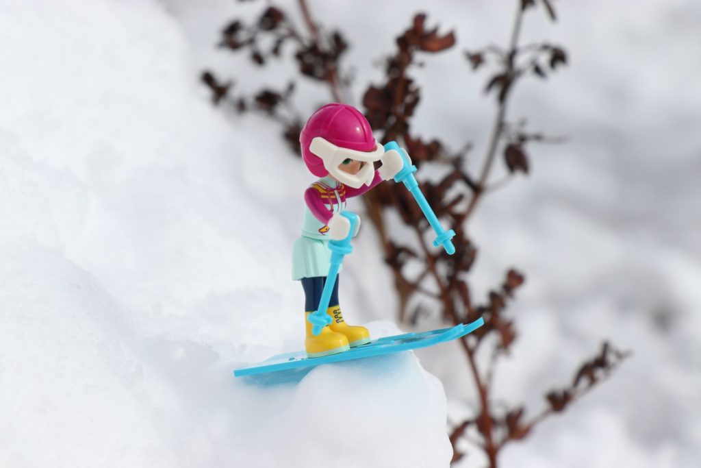LEGO® Emma springt mit den Ski | ©2019 Brickzeit