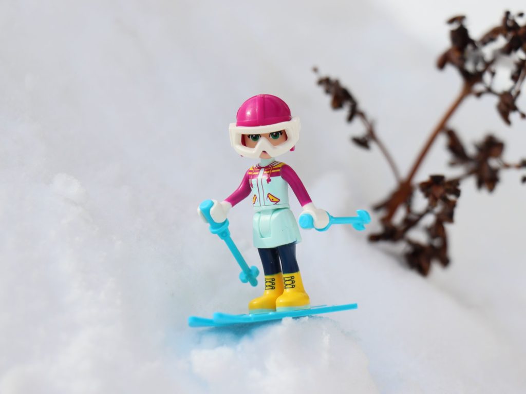 LEGO® Emma auf Ski | ©2019 Brickzeit